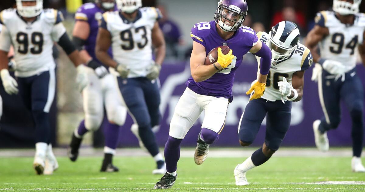 Adam thielen cheap yellow gloves